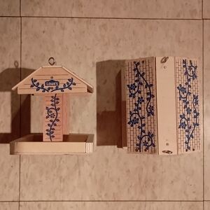 3/$10 🌟 Lowe's Kids Workshop Wooden Bird Feeder with Blue Floral Design  2/2